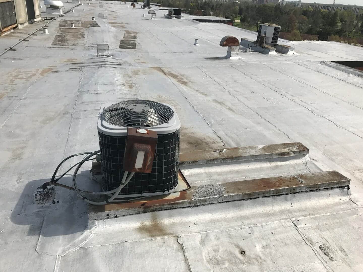 Flat roofs require special protection from water and weather