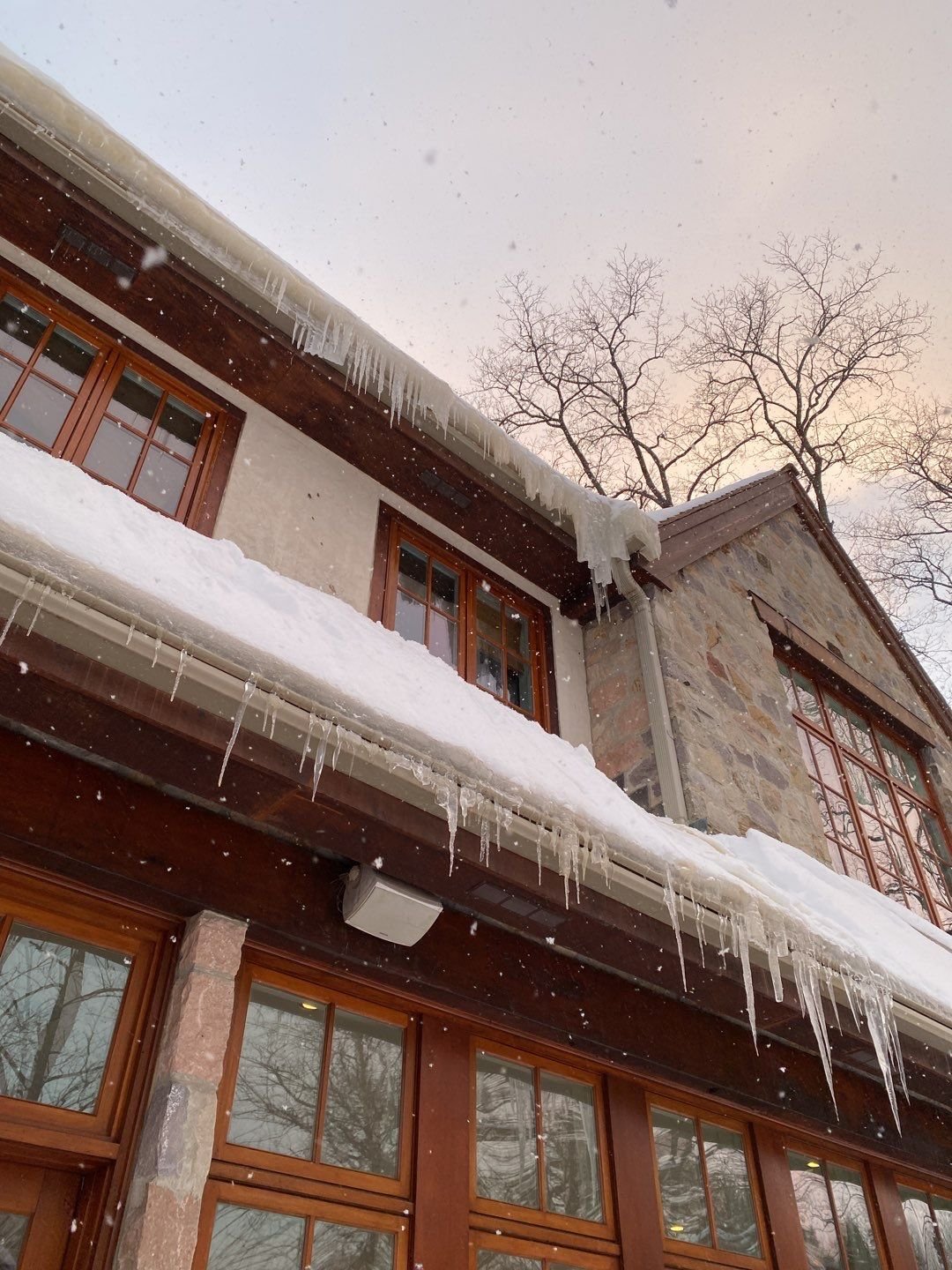 How to avoid ice dams on roofs?