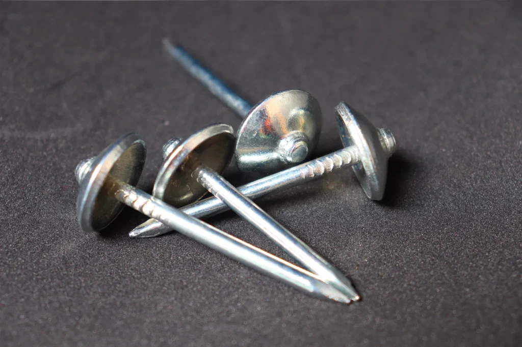 Roofing nails with wide heads