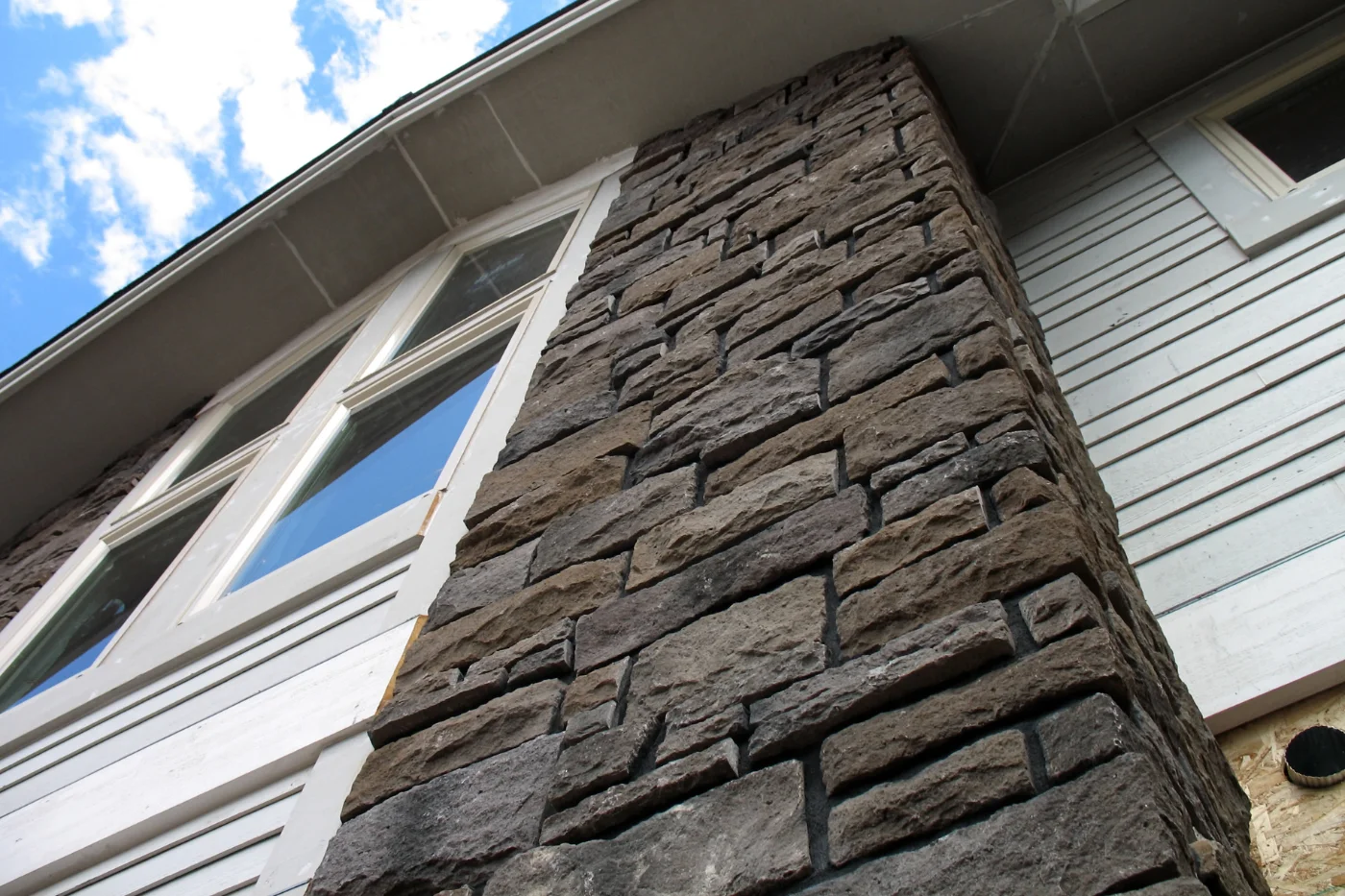is stone veneer better than natural stone